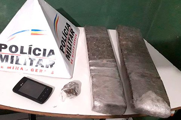 Polícia Militar prende jovem com quase 3 kg de droga em mochila na MG 230 em Rio Paranaíba