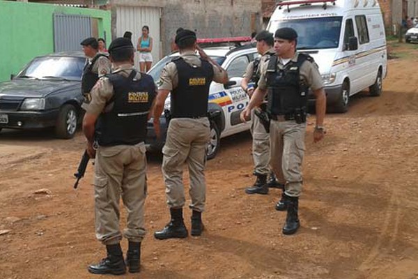 PM e PC fazem operação conjunta no Vila Rosa para cumprir vários mandados