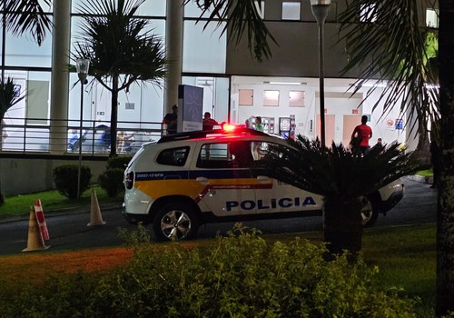 Discussão entre motorista de aplicativo e passageiro termina em briga, atropelamento e prisões em Patos de Minas