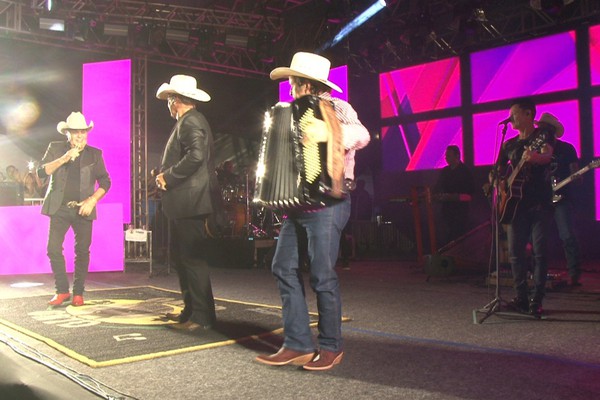 Gino e Geno emenda "Nóis enverga mas não quebra" na Fenapraça 2025; veja ao vivo