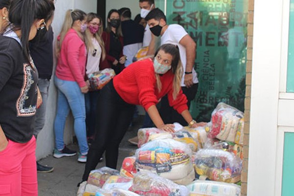 Amigos que Ajudam arrecadam mais de 500 cestas básicas e doam para famílias carentes