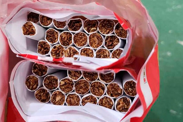 Mulher faz trabalho artesanal em cigarros para levar drogas para o Presídio, mas acaba presa
