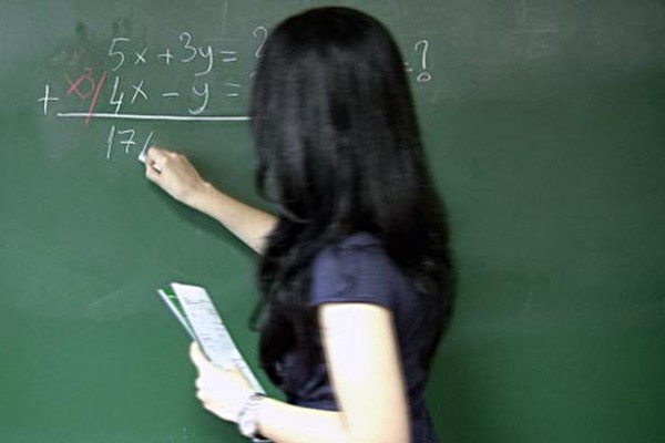 Projeto de lei pode obrigar escolas em Patos de Minas a aposentarem o quadro negro
