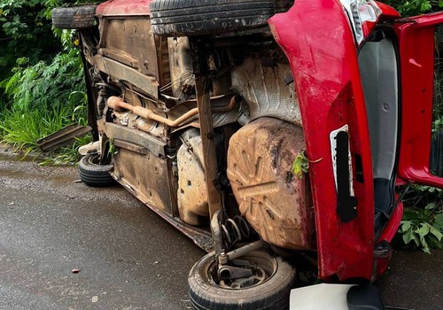 Debaixo de forte chuva, motorista perde o controle, bate em poste e para tombado na Fátima Porto