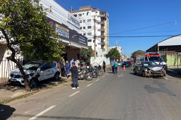 Motorista avança parada obrigatória e provoca acidente com cinco veículos em Patos de Minas; veja