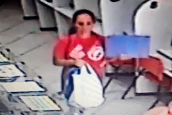 Imagens mostram mulher levando mochila com documentos e dinheiro em Lan House 
