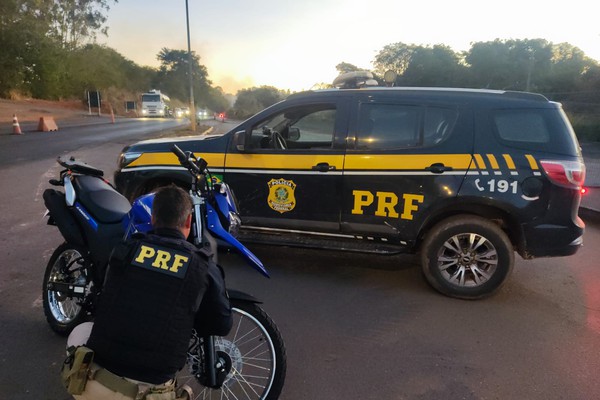 Grupo Tático da PRF de Patos de Minas encontra moto furtada em bagageiro de ônibus na BR 365