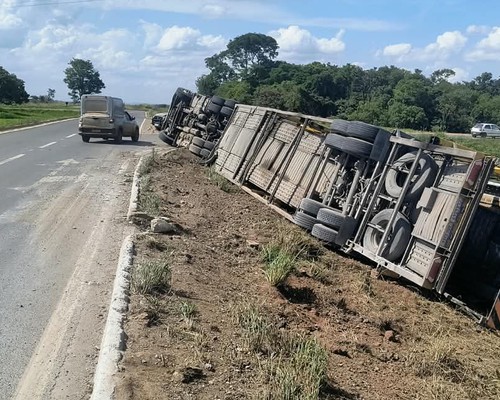 Caminhão-cegonha com 21 veículos tomba às margens da BR-146, no Trevo de Brejo Bonito