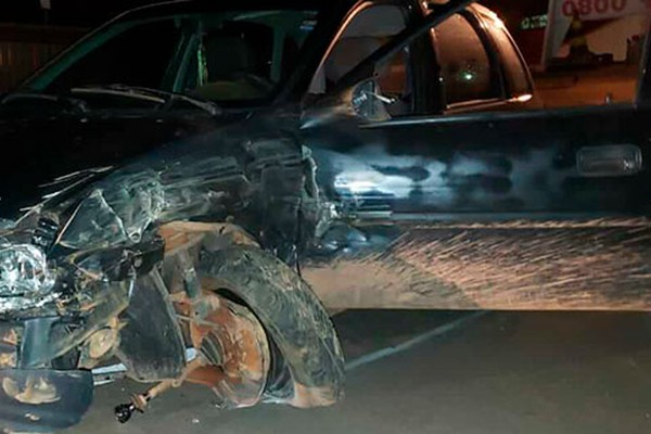 Motorista abandona o carro após bater em ônibus de transporte escolar em Patos de Minas 