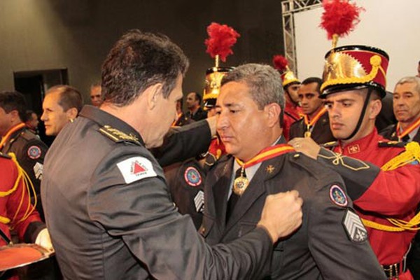 Sargento do Corpo de Bombeiro de Patos de Minas recebe a maior honraria da instituição