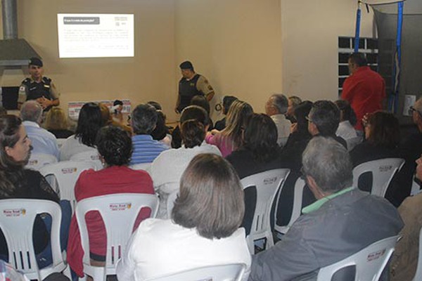 PM entrega mais 40 placas da Rede de Vizinhos Protegidos no Aurélio Caixeta em Patos de Minas