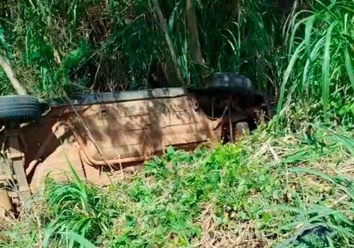 Pai e filha saem ilesos após carro capotar diversas vezes na BR354, em Patos de Minas