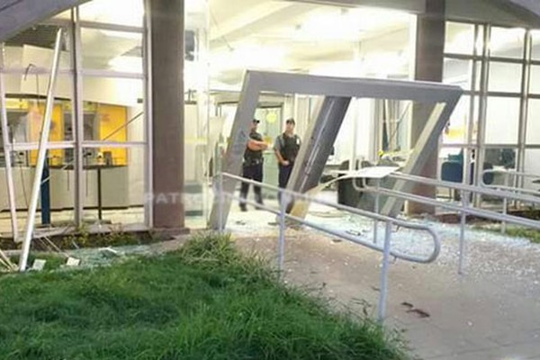 Bandidos explodem fachada e arrombam caixas eletrônicos do Banco do Brasil em Guimarânia