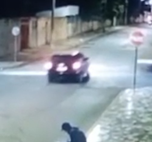 Motociclista fica gravemente ferido após bater em carro que avançou parada obrigatória em Carmo do Paranaíba; veja vídeo