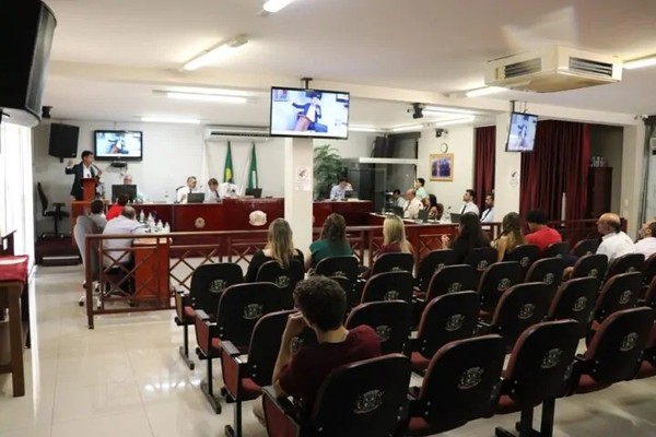 Com salário de R$ 8.845,09, vereadores de Presidente Olegário querem vale-alimentação