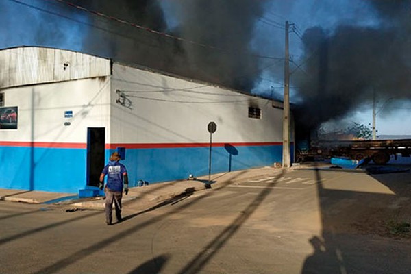 Barracão de pintura e lanternagem fica destruído com incêndio em Presidente Olegário