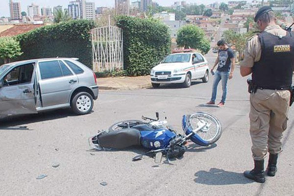 Esquina sem sinalização causa acidente e deixa mais um motociclista ferido