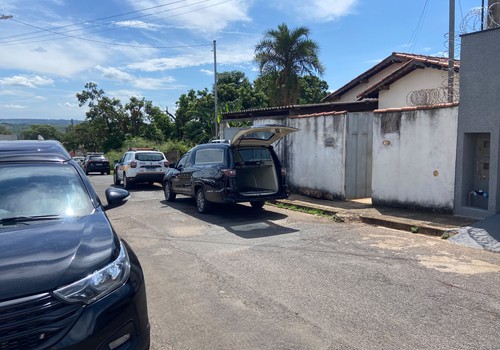 Após denúncia de feminicídio, mulher é encontrada morta dentro de casa em Patos de Minas
