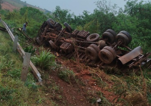 Motorista perde controle em pista escorregadia e caminhão tomba na BR352, em Patos de Minas