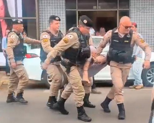 Passageiro em surto se joga na frente de veículos e precisa ser contido no Centro de Patos de Minas