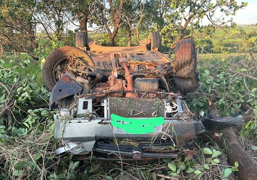 Condutora acaba presa ao tentar jogar objeto pela janela e capotar carro na MGC 354