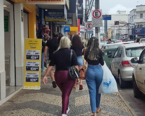 Sem acordo coletivo, SINDEC propõe negociação direta com empresas do comércio; veja percentuais