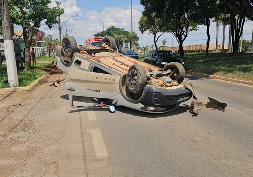 Picape da Prefeitura de Patos de Minas capota na avenida JK e deixa motorista e passageiro feridos