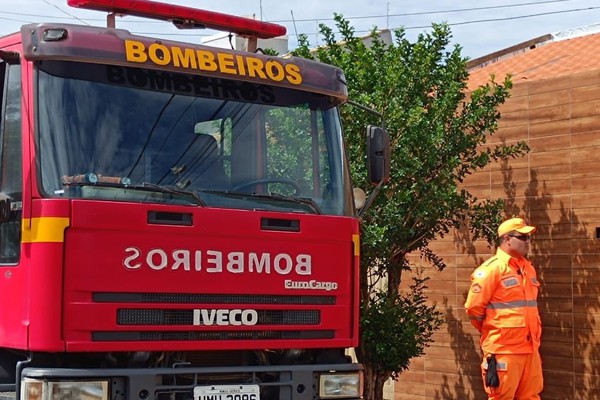 Bombeiros pulam muro de casa para salvar idosa que passava mal em Patos de Minas