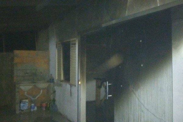 Duplex fica com parte superior destruída em incêndio nas Chácaras Pôr do Sol em Patos de Minas