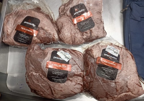 Homem lesiona fiscais ao ser abordado por furtar carnes de hipermercado em Patos de Minas