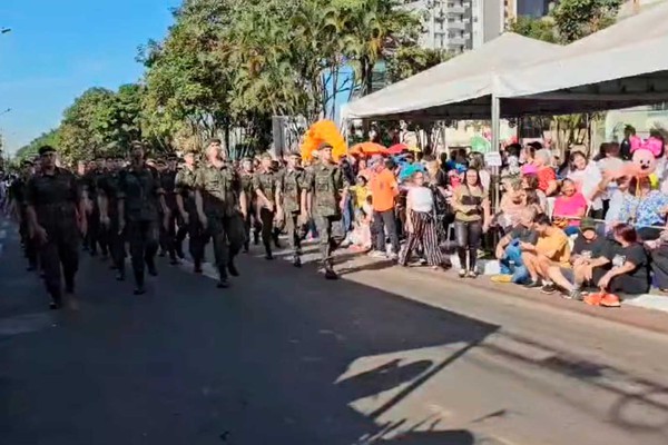Tiro de Guerra abre o desfile cívico e Militar em comemoração ao aniversário da cidade