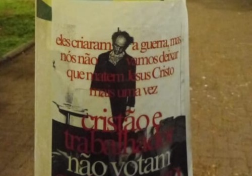 Jovens são detidos pela Polícia Militar por colarem cartazes com propaganda eleitoral irregular