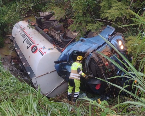 Motorista de 34 anos morre após caminhão tanque com óleo diesel cair em ribanceira