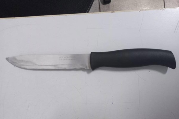 Homem vai de máscara e armado com faca até loja, rouba celular, mas acaba preso