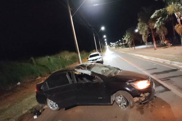 Homem toma carro de assalto, capota veículo e vítima fica gravemente ferida em Patrocínio