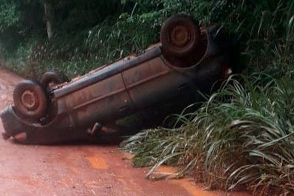 Condutor perde o controle de veículo e capota em estrada vicinal próximo a Patos de Minas