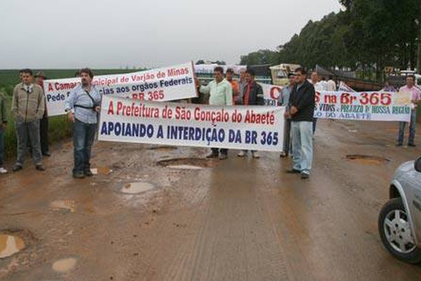 BR 365 é interditada em protesto contra as péssimas condições da pavimentação