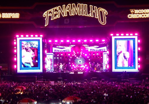 Henrique e Juliano faz o público cantar com o sucesso “Arranhão” na Fenamilho 2026; veja ao vivo