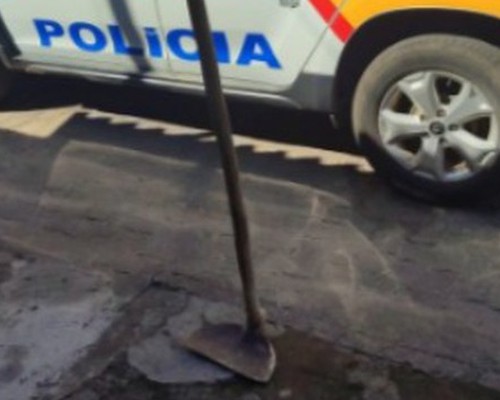 Homem pula muro de obra, furta carrinho de mão e enxada, mas acaba preso