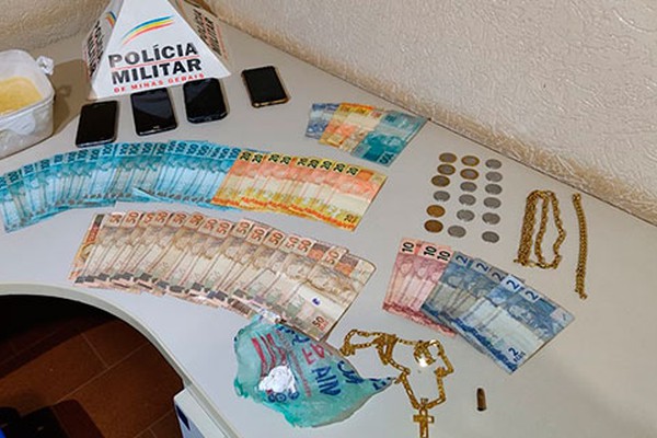 Polícia Militar Rodoviária prende dupla com dinheiro e cerca de 1kg de pasta base de crack na BR354