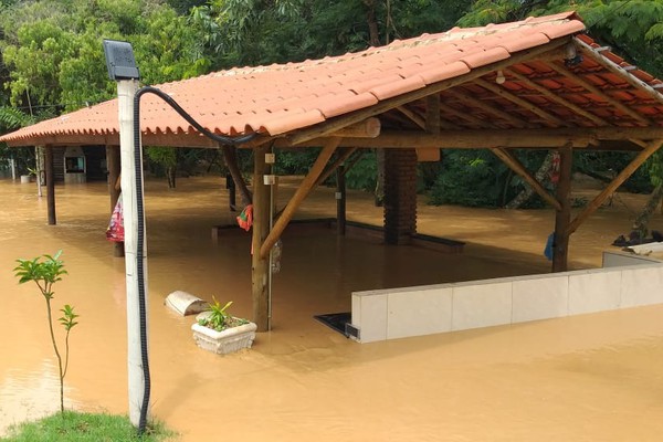 Proprietários ficam sem entender inundação repentina em ranchos em Patos de Minas