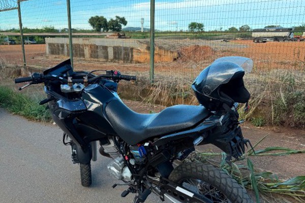 Jovem de 19 anos é preso por esconder placa da moto durante direção perigosa em Patos de Minas