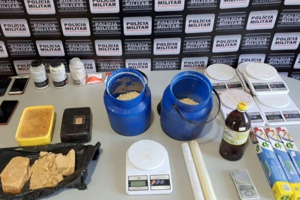 PM desmancha laboratório de refino de cocaína e apreende vários quilos da droga em Monte Carmelo
