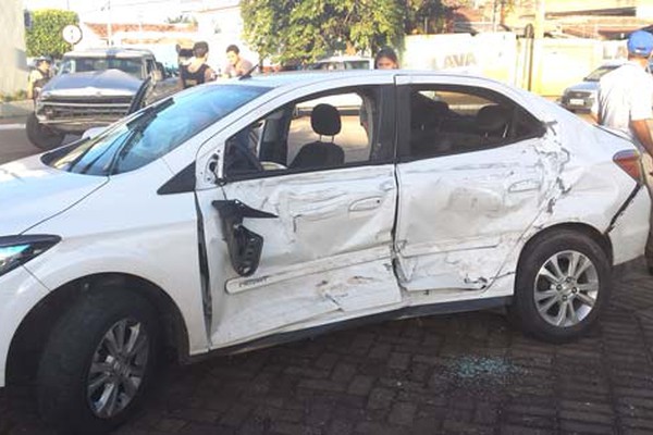 Acidente deixa carro destruído em cruzamento que já foi palco de vários acidentes