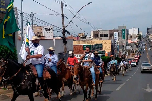 Apoiadores de Jair Bolsonaro fazem carreata nesta manhã pelas ruas de Patos de Minas