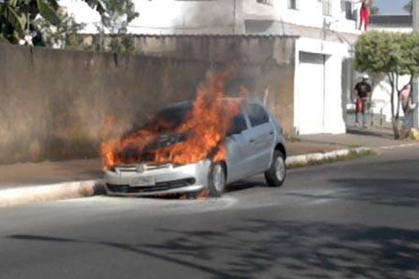 Motorista passa por um tremendo apuro com incêndio em carro após troca de óleo