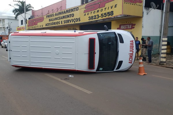 Ambulância para tombada em plena Major Gote em acidente no cruzamento com a Piauí