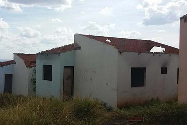 Justiça vê risco para famílias e decide adiar reintegração de posse de moradias do Sol Nascente
