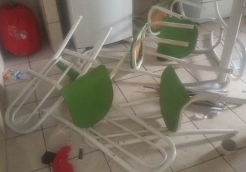 Filho é preso após agredir a própria mãe e causar quebra-quebra dentro de casa em Patos de Minas