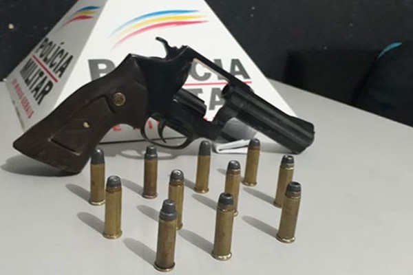 Polícia Militar aborda jovem carregando revólver e 11 munições pelo bairro Residencial Quebec